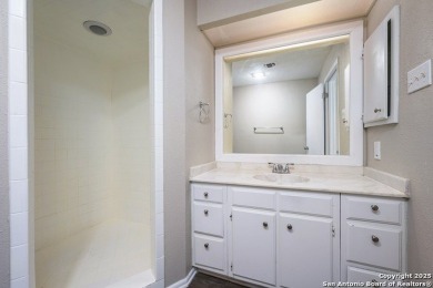 Come see this beautiful 3-bedroom, 2-bath condominium with on Oak Hills Country Club in Texas - for sale on GolfHomes.com, golf home, golf lot