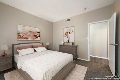 Come see this beautiful 3-bedroom, 2-bath condominium with on Oak Hills Country Club in Texas - for sale on GolfHomes.com, golf home, golf lot