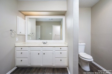 Come see this beautiful 3-bedroom, 2-bath condominium with on Oak Hills Country Club in Texas - for sale on GolfHomes.com, golf home, golf lot
