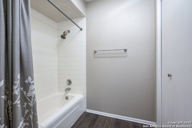 Come see this beautiful 3-bedroom, 2-bath condominium with on Oak Hills Country Club in Texas - for sale on GolfHomes.com, golf home, golf lot