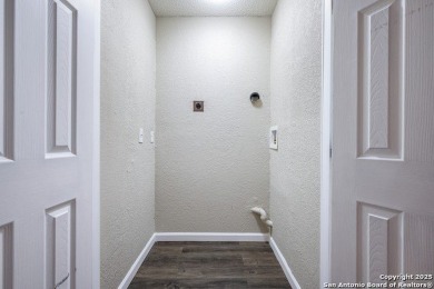 Come see this beautiful 3-bedroom, 2-bath condominium with on Oak Hills Country Club in Texas - for sale on GolfHomes.com, golf home, golf lot