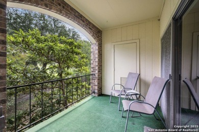 Come see this beautiful 3-bedroom, 2-bath condominium with on Oak Hills Country Club in Texas - for sale on GolfHomes.com, golf home, golf lot