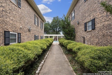 Come see this beautiful 3-bedroom, 2-bath condominium with on Oak Hills Country Club in Texas - for sale on GolfHomes.com, golf home, golf lot