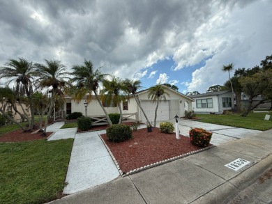 This well-cared for 2-bedroom, 2-bathroom Palm Harbor Home is on Del Tura Golf and Country Club in Florida - for sale on GolfHomes.com, golf home, golf lot