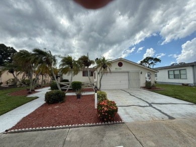 This well-cared for 2-bedroom, 2-bathroom Palm Harbor Home is on Del Tura Golf and Country Club in Florida - for sale on GolfHomes.com, golf home, golf lot