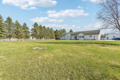 Sprawling 4 bedroom ranch in a cul-de-sac near the Oaks golf on The Oaks Golf Course in Wisconsin - for sale on GolfHomes.com, golf home, golf lot