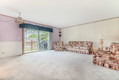Well maintained and unique raised ranch!  You'll love the on Streamwood Oaks Golf Club in Illinois - for sale on GolfHomes.com, golf home, golf lot