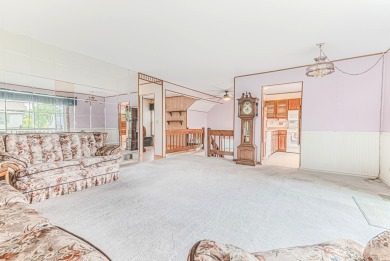 Well maintained and unique raised ranch!  You'll love the on Streamwood Oaks Golf Club in Illinois - for sale on GolfHomes.com, golf home, golf lot