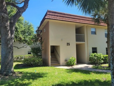 This lovingly maintained and tastefully updated 2 bed-2 bath on Vero Beach South Golf Course in Florida - for sale on GolfHomes.com, golf home, golf lot
