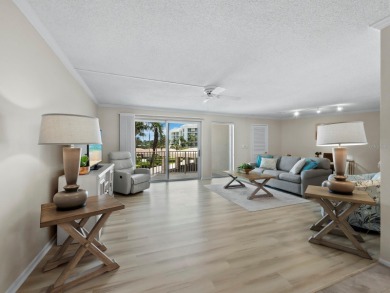 This inviting residence at the Islander Club of Longboat Key on Links on Longboat Golf Club in Florida - for sale on GolfHomes.com, golf home, golf lot