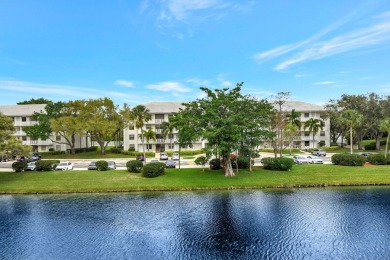 Welcome to your dream condo in central Boca Raton! This spacious on The Country Club At Boca Raton in Florida - for sale on GolfHomes.com, golf home, golf lot