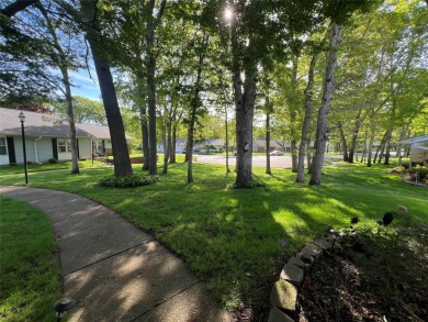 Lovely Oakmont in a beautiful setting. Located at the end of a on Leisure Village Golf Course in New York - for sale on GolfHomes.com, golf home, golf lot