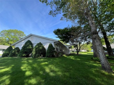 Lovely Oakmont in a beautiful setting. Located at the end of a on Leisure Village Golf Course in New York - for sale on GolfHomes.com, golf home, golf lot
