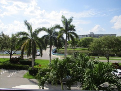 Welcome to this beautifully furnished upgraded 2-bedroom on Palm-Aire Country Club and Resort - Palms in Florida - for sale on GolfHomes.com, golf home, golf lot