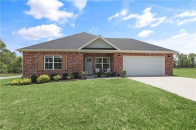Come see this 2 bedroom beauty on a level lot! Convenient to on Bella Vista Country Club - Highlands in Arkansas - for sale on GolfHomes.com, golf home, golf lot