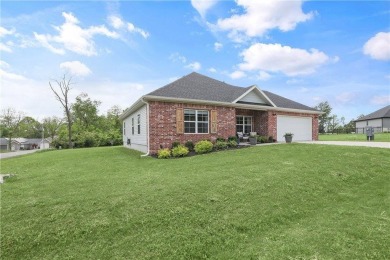 Come see this 2 bedroom beauty on a level lot! Convenient to on Bella Vista Country Club - Highlands in Arkansas - for sale on GolfHomes.com, golf home, golf lot