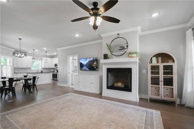 Come see this 2 bedroom beauty on a level lot! Convenient to on Bella Vista Country Club - Highlands in Arkansas - for sale on GolfHomes.com, golf home, golf lot