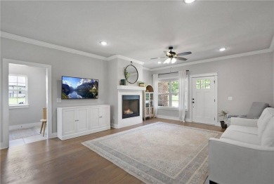 Come see this 2 bedroom beauty on a level lot! Convenient to on Bella Vista Country Club - Highlands in Arkansas - for sale on GolfHomes.com, golf home, golf lot