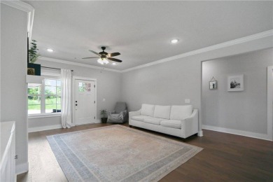 Come see this 2 bedroom beauty on a level lot! Convenient to on Bella Vista Country Club - Highlands in Arkansas - for sale on GolfHomes.com, golf home, golf lot
