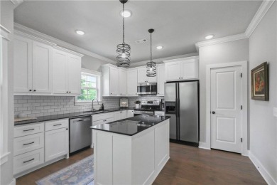 Come see this 2 bedroom beauty on a level lot! Convenient to on Bella Vista Country Club - Highlands in Arkansas - for sale on GolfHomes.com, golf home, golf lot