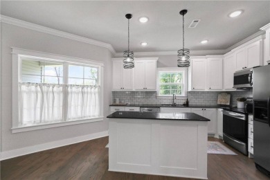 Come see this 2 bedroom beauty on a level lot! Convenient to on Bella Vista Country Club - Highlands in Arkansas - for sale on GolfHomes.com, golf home, golf lot