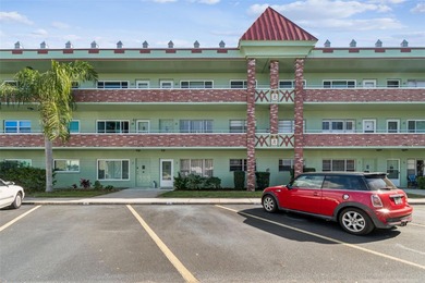Welcome home to this FIRST FLOOR 2 bedroom, 2 bath 1100 sf on On Top Of The World Golf Course in Florida - for sale on GolfHomes.com, golf home, golf lot