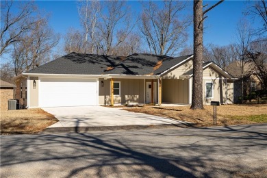Come home to this charming 3 bedroom, 2 bathroom home nestled in on Bella Vista - Metfield Golf Complex and Country Club in Arkansas - for sale on GolfHomes.com, golf home, golf lot