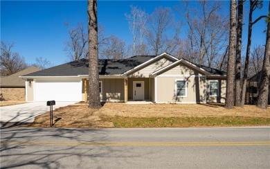 Come home to this charming 3 bedroom, 2 bathroom home nestled in on Bella Vista - Metfield Golf Complex and Country Club in Arkansas - for sale on GolfHomes.com, golf home, golf lot