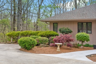 This exquisite single-level home features 3 bedrooms, 2 on River Run Golf Club in Tennessee - for sale on GolfHomes.com, golf home, golf lot