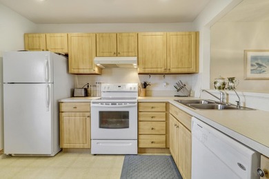 Beautiful 2 bedroom, 2 bath, 1st floor condo overlooking the 5th on Heritage Ridge Golf Club in Florida - for sale on GolfHomes.com, golf home, golf lot