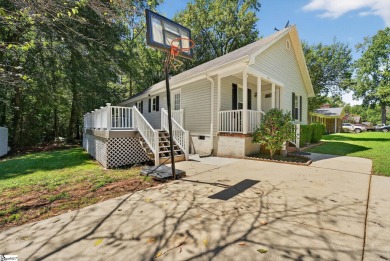 Move-in ready! This charming 3BR/2BA ranch sits on a level on Lakeview Golf Course in South Carolina - for sale on GolfHomes.com, golf home, golf lot