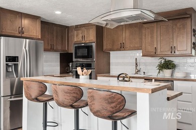 Located just blocks from Hillcrest Golf Course, this beautifully on Hillcrest Country Club, Inc. in Idaho - for sale on GolfHomes.com, golf home, golf lot