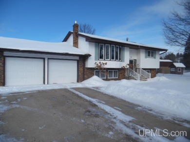 Charming 3-Bedroom, 2-Bath Bi-Level Home on the Golf Course! on Escanaba Country Club in Michigan - for sale on GolfHomes.com, golf home, golf lot