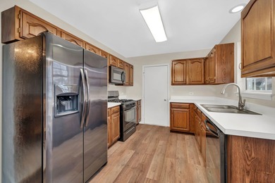 Welcome to this pristine ranch end-unit located in a on The Links at Carillon in Illinois - for sale on GolfHomes.com, golf home, golf lot