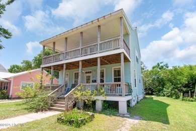 This charming 2-story, 3 bedroom, 2.5 bath home in Beaufort on North River Club in North Carolina - for sale on GolfHomes.com, golf home, golf lot