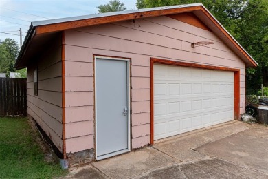 Charming 3-bedroom home with spacious garage!  This inviting on James E. Stewart Golf Course in Oklahoma - for sale on GolfHomes.com, golf home, golf lot