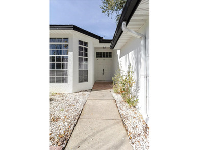 Short Sale. Step into this stunning split-floor plan residence on Tarpon Springs Golf Course in Florida - for sale on GolfHomes.com, golf home, golf lot