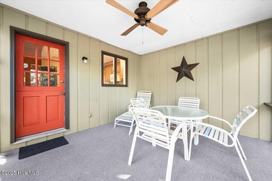 Easy one-story living in the heart of Pinehurst. This 3-bedroom on Pinehurst Resort and Country Club in North Carolina - for sale on GolfHomes.com, golf home, golf lot