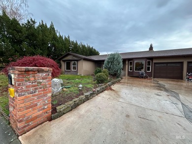 Gorgeous 4-bedroom, 3-bath home perfectly positioned on Lewiston on Lewiston Golf and Country Club in Idaho - for sale on GolfHomes.com, golf home, golf lot