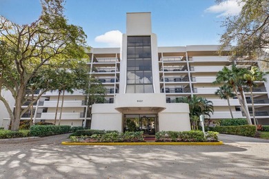 Light and bright 2 bedroom 2 bath condo located on the third on The Country Club At Boca Raton in Florida - for sale on GolfHomes.com, golf home, golf lot