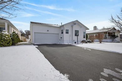 Super Spacious 3 bedroom, 2 bath home ready for you to make it on Winding Creek Executive Course in New York - for sale on GolfHomes.com, golf home, golf lot