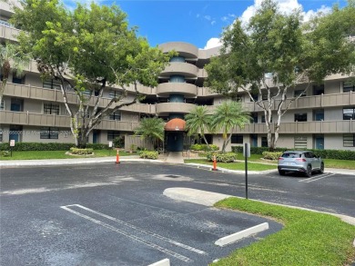 Welcome to this beautifully updated 2-bedroom, 2-bath apartment on Pembroke Lakes Golf Club in Florida - for sale on GolfHomes.com, golf home, golf lot