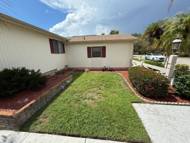 This well-cared for 2-bedroom, 2-bathroom Palm Harbor Home is on Del Tura Golf and Country Club in Florida - for sale on GolfHomes.com, golf home, golf lot
