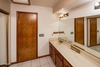 Welcome to your new Lake Havasu retreat! This beautiful on London Bridge Golf Course in Arizona - for sale on GolfHomes.com, golf home, golf lot