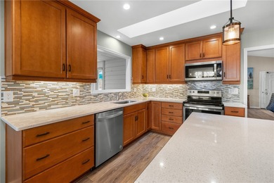 Sunshine fills this cheerful, move-in-ready one-level home on Keowee Key Golf and Country Club in South Carolina - for sale on GolfHomes.com, golf home, golf lot