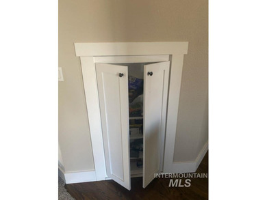 This home has it all! 5 Bedrooms, spacious master has a standing on Eagle Hills Golf Course in Idaho - for sale on GolfHomes.com, golf home, golf lot