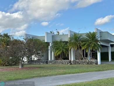 Beautiful spacious split plan 2 bedroom, 2 full bath condo with on Oriole Golf and Tennis Club in Florida - for sale on GolfHomes.com, golf home, golf lot