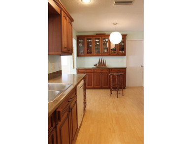 Welcome to this beautifully maintained Eden home with 1598 sq ft on Mainlands Golf Club in Florida - for sale on GolfHomes.com, golf home, golf lot