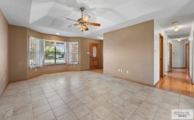 COTTONWOOD CREEK 3 BEDROOM!! 3 Bedroom homes are scarce in this on Cottonwood XXI Country Club in Texas - for sale on GolfHomes.com, golf home, golf lot