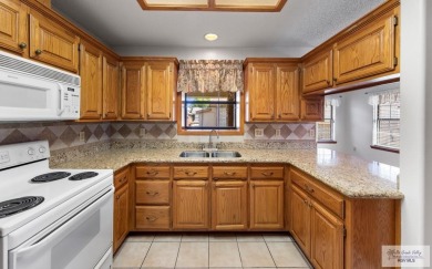 COTTONWOOD CREEK 3 BEDROOM!! 3 Bedroom homes are scarce in this on Cottonwood XXI Country Club in Texas - for sale on GolfHomes.com, golf home, golf lot